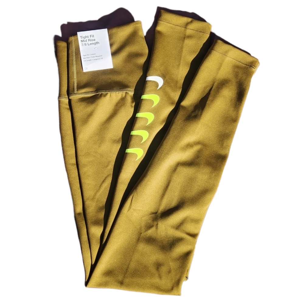 NWT Nike Mid Rise 7/8 Legging